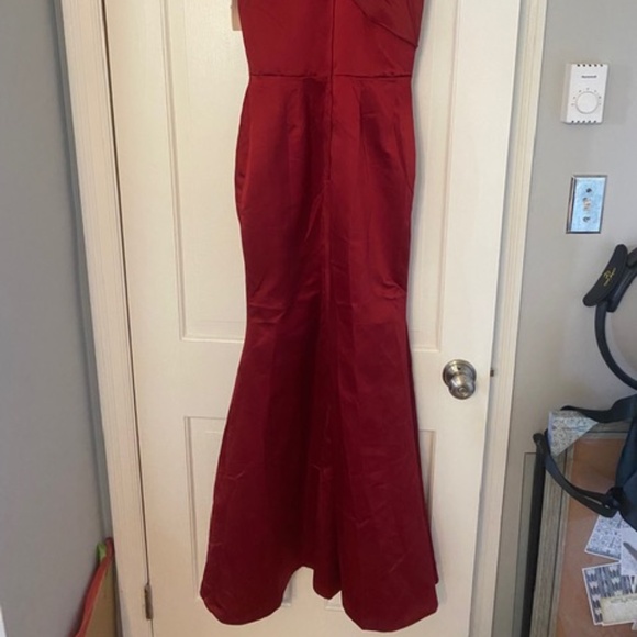 TS COURTURE , size 4 , Mermaid,gown, one shoulder halter w/ ruffle BURGUNDY, NWT - Picture 4 of 9